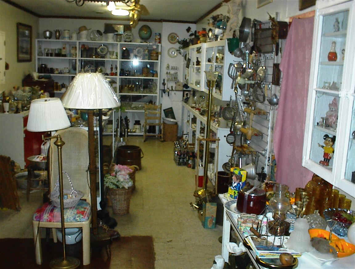 kitchen.JPG (176189 bytes)